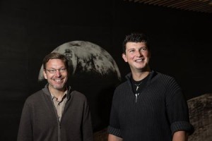Mike Brown, profesor de Astronomía Planetaria, y Konstantin Batygin, profesor asistente.